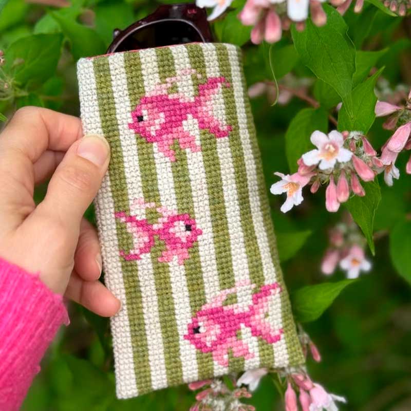 Broderikit brilleetui Pink Goldfish fra Pomp Stitch