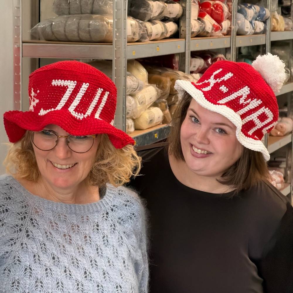 Hæklekit Bøllehat til jul i Mandarin Petit garn
