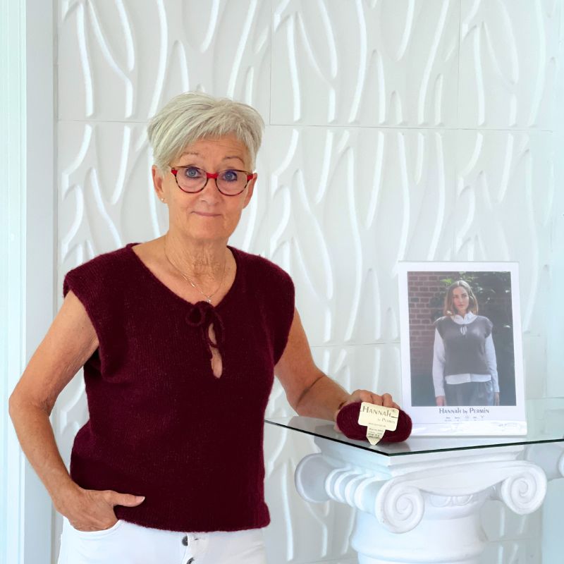 Strikkekit Vest med slids i halsen og bindebånd fra Permin