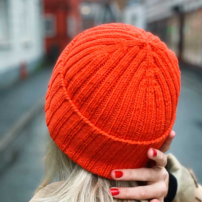 Strikkekit Hipsterhuen fra PetiteKnit i Double Sunday