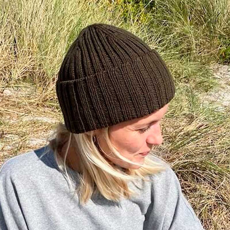 Strikkekit Hipsterhuen fra PetiteKnit i Double Sunday