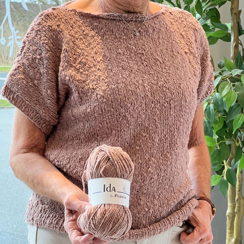 Strikket flame T-shirt med rundt bærestykke i Ida garn fra Permin farve 04 mocha mousse