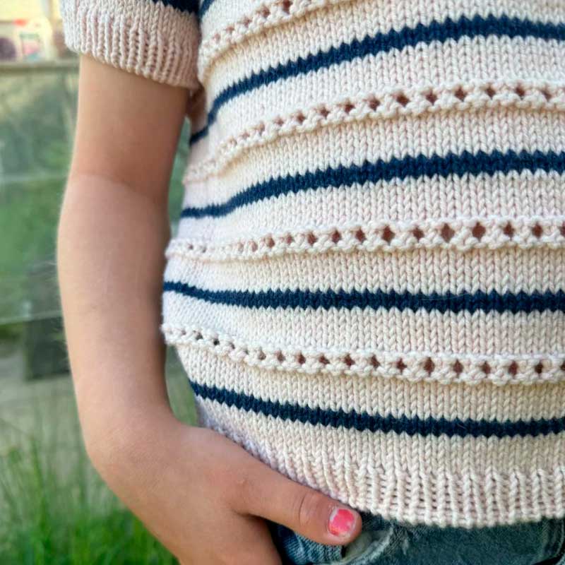 Ida Tee junior fra PetiteKnit (Opskrift i fysisk papirudgave)