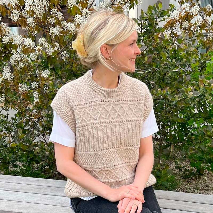 Strikkekit Ingrid Slipover fra PetiteKnit i Peer Gynt