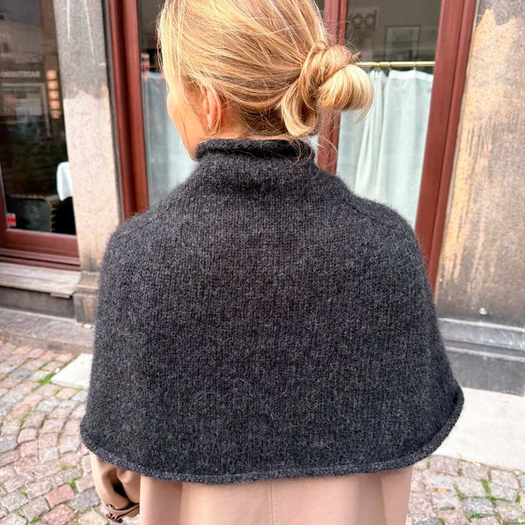 Strikkekit Ivy Cape fra PetiteKnit i KOS Garn