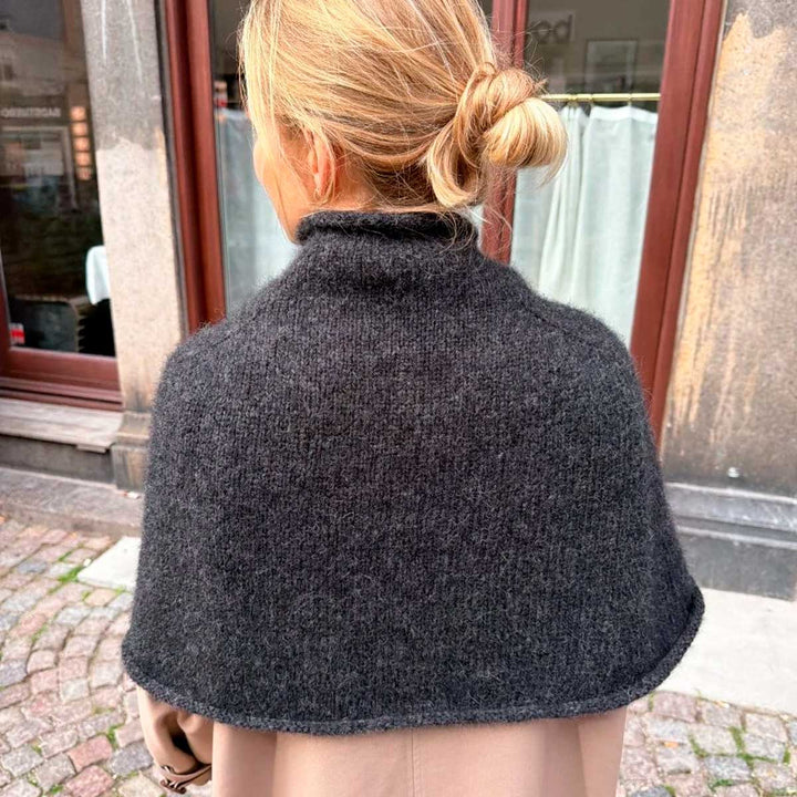 Strikkekit Ivy Cape fra PetiteKnit i KOS Garn