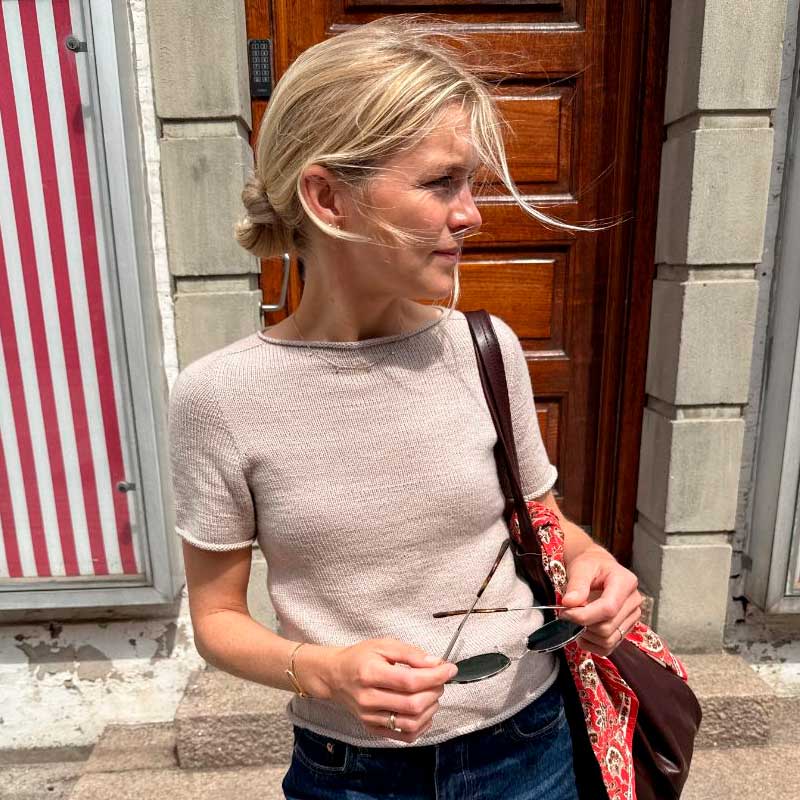 Strikkekit Ivy Tee fra PetiteKnit i Sunday Garn