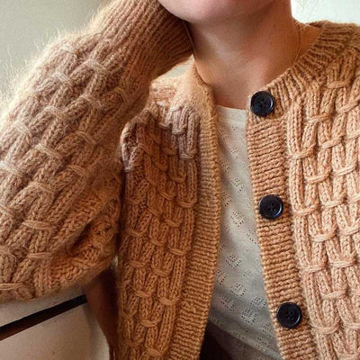 Jenny Jacket fra PetiteKnit (Opskrift i fysisk papirudgave) - KreStoffer