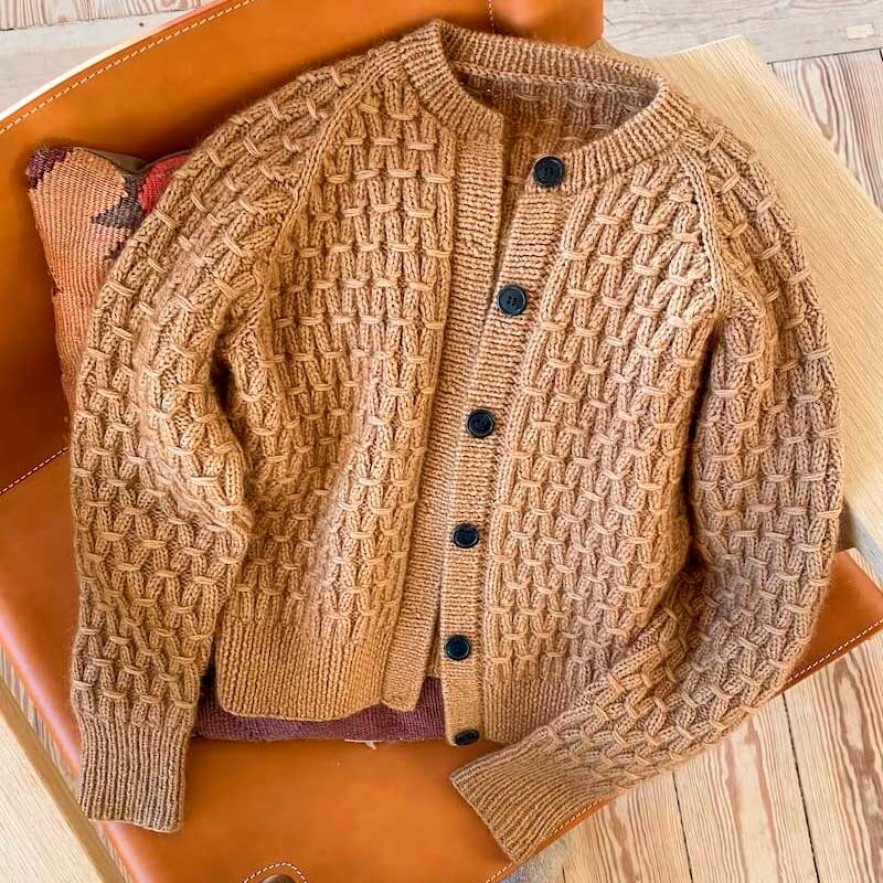 Jenny Jacket fra PetiteKnit (Opskrift i fysisk papirudgave) - KreStoffer