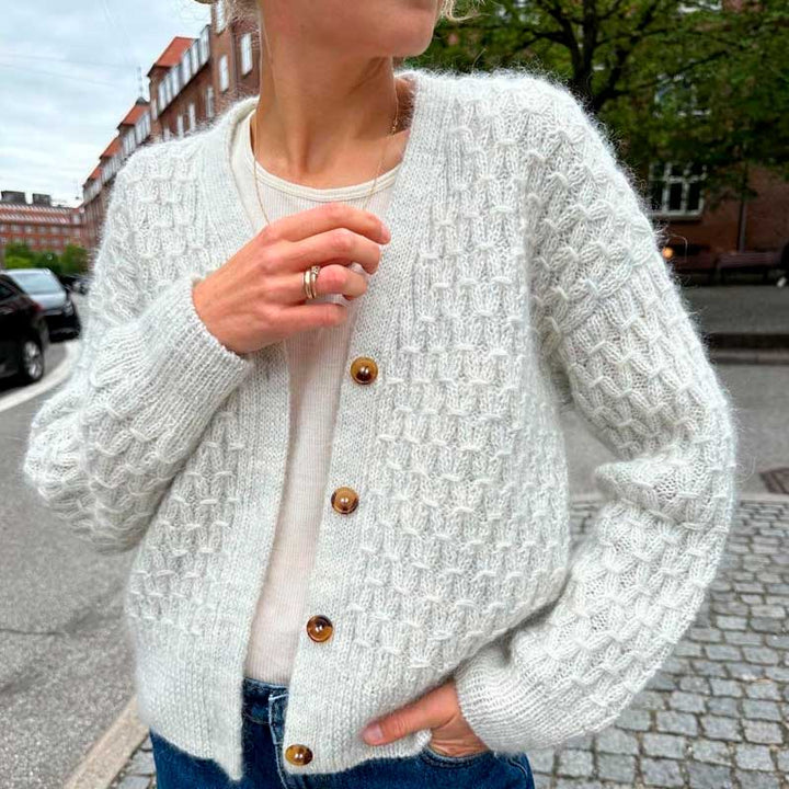 Jenny Jacket V-neck fra PetiteKnit (Opskrift i fysisk papirudgave)