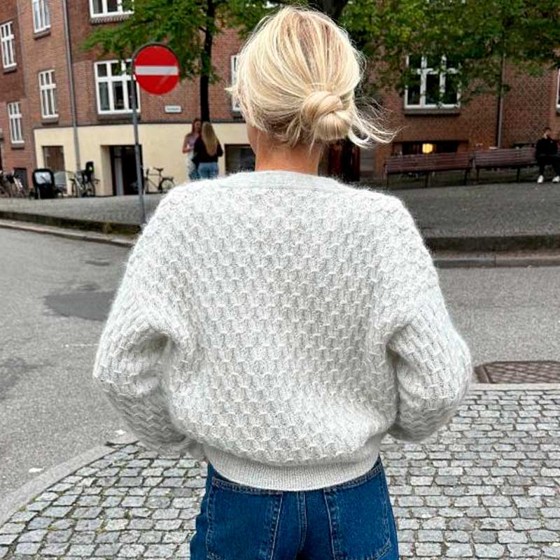 Jenny Jacket V - neck fra PetiteKnit (Opskrift i fysisk papirudgave) - KreStoffer