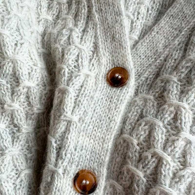 Jenny Jacket V-neck fra PetiteKnit (Opskrift i fysisk papirudgave)