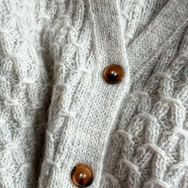 Jenny Jacket V-neck fra PetiteKnit (Opskrift i fysisk papirudgave)