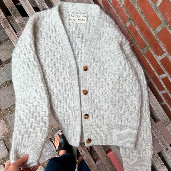 Jenny Jacket V-neck fra PetiteKnit (Opskrift i fysisk papirudgave)