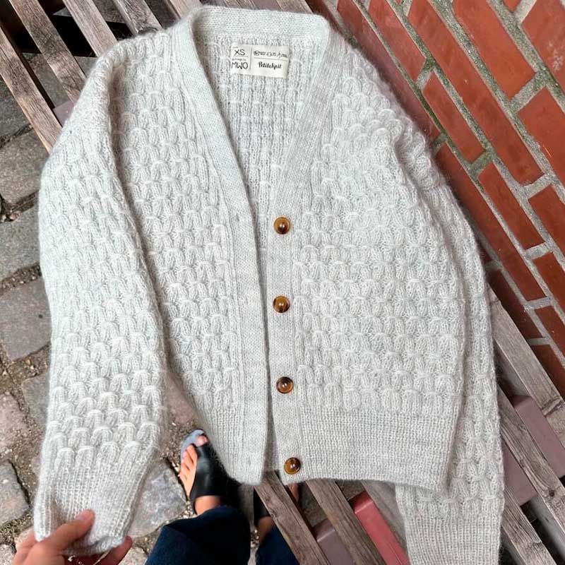 Jenny Jacket V - neck fra PetiteKnit (Opskrift i fysisk papirudgave) - KreStoffer