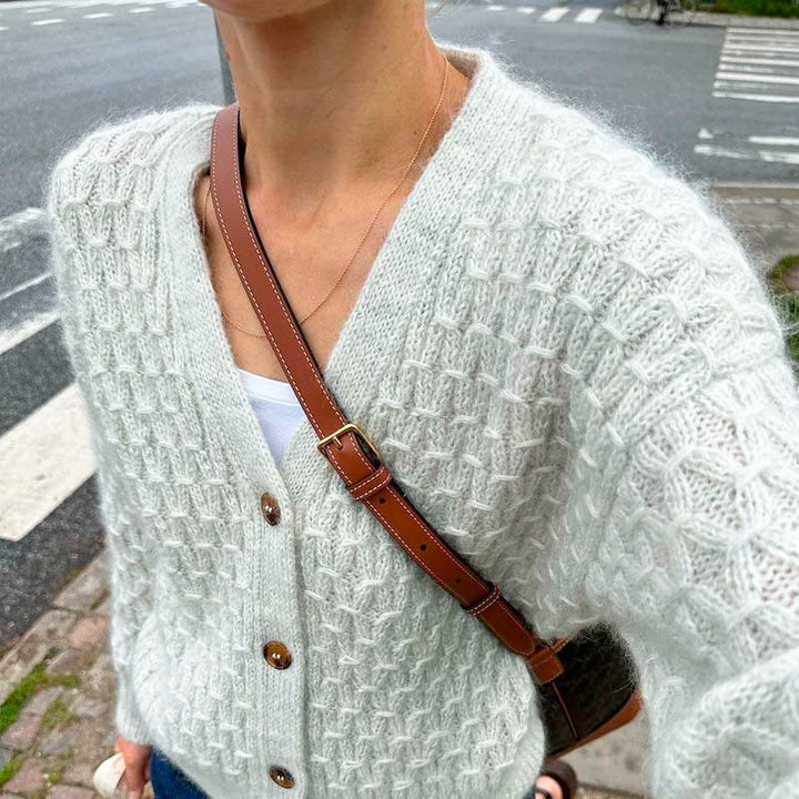 Jenny Jacket V-neck fra PetiteKnit (Opskrift i fysisk papirudgave)