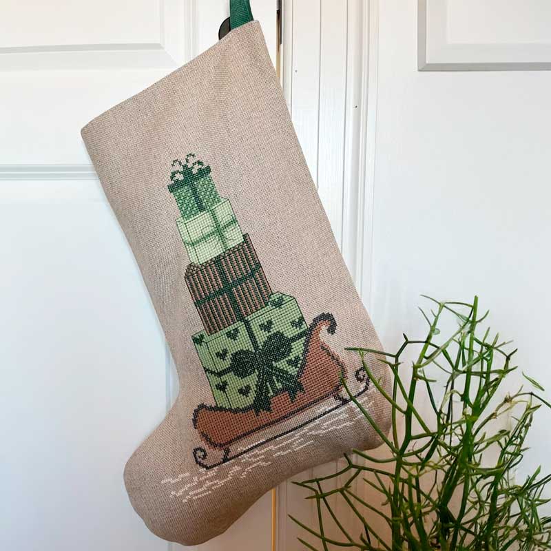 Broderikit Julesok med grønne gaver fra Pomp Stitch