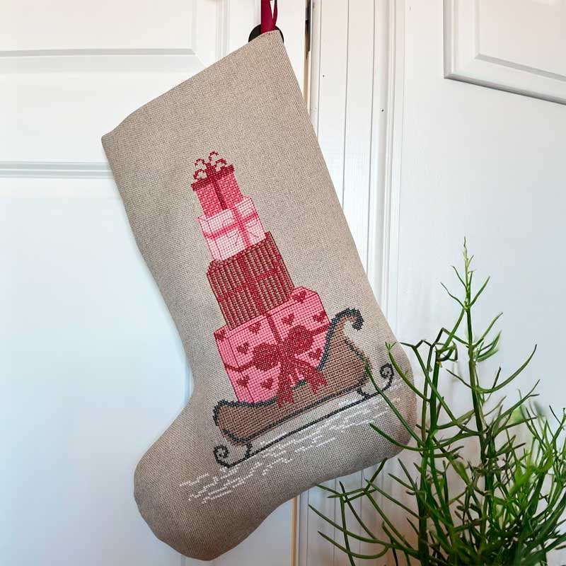Broderikit Julesok med røde gaver fra Pomp Stitch