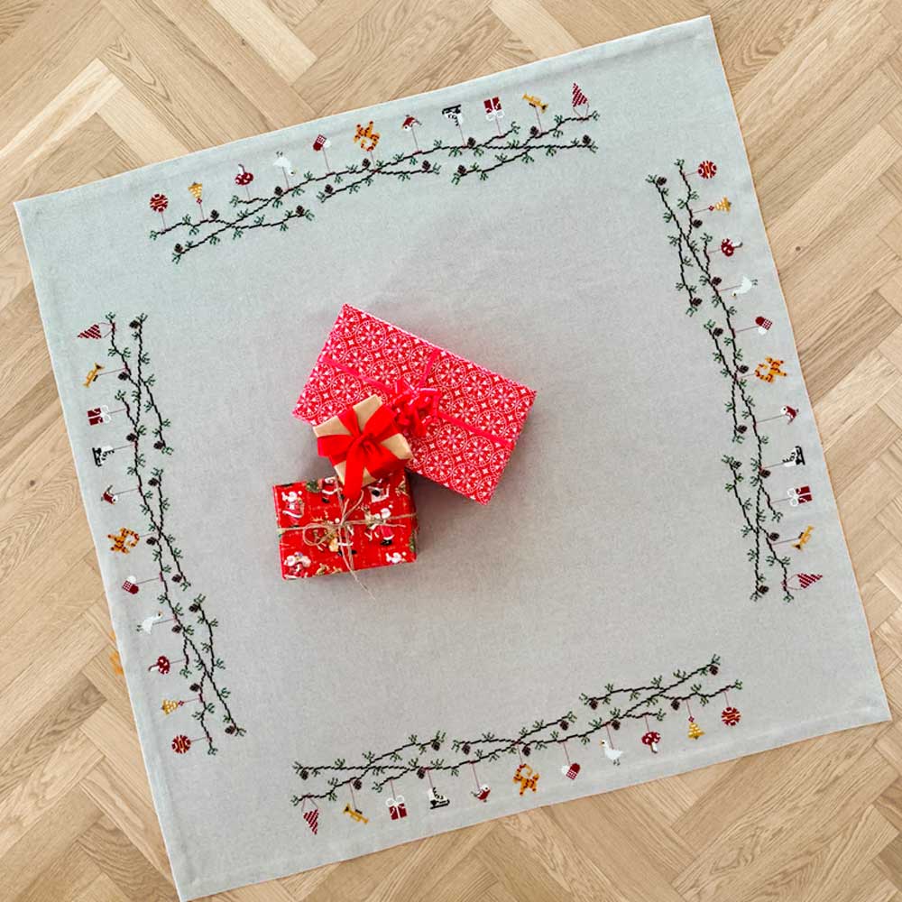 Broderikit Julestemning juletræstæppe fra Pomp Stitch