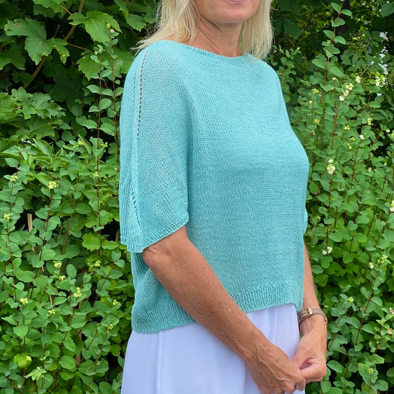 Strikkekit Kortærmet bluse med fine skuldre i Elise garn
