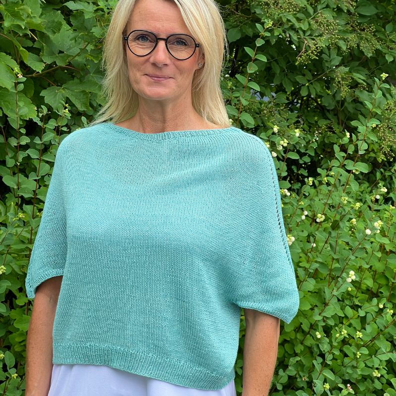 Strikkekit Kortærmet bluse med fine skuldre i Elise garn