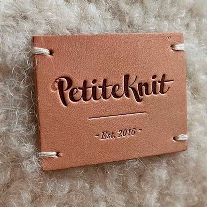 PetiteKnit læderlabel 4x5 cm