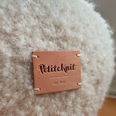 PetiteKnit læderlabel 4x5 cm