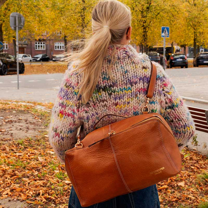 Taske project 90 fra RE:DESIGNED i valnød
