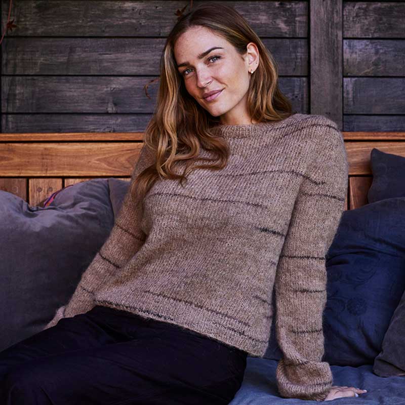 Strikkekit Langærmet bluse med sadelskulder i Nellie garn