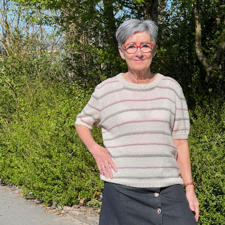 Strikkekit Stribet luksus t-shirt i Leonora garn fra Permin
