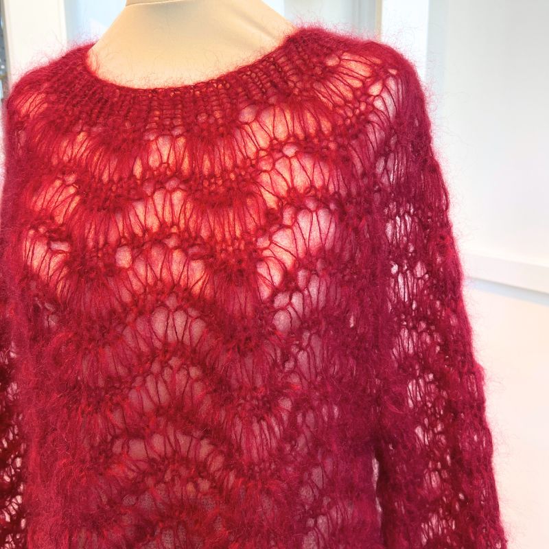Strikkekit Oh Land Lettere end du tror sweater i ensfarvet Bella Garn