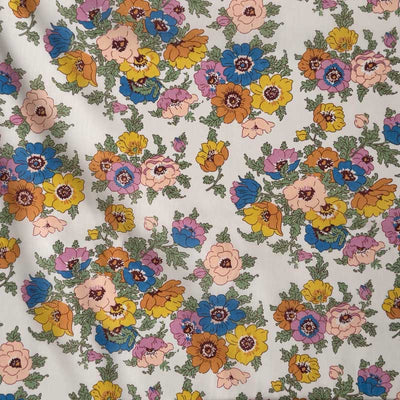 Liberty bomuldspoplin med forårsblomster på off white bund - KreStoffer