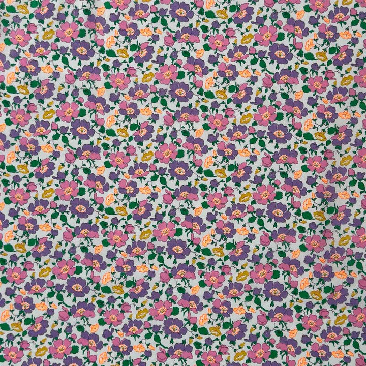 Liberty bomuldspoplin med små blomster i rosa og lilla