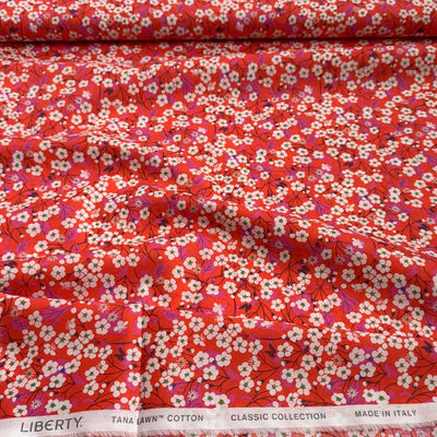 Liberty bomuldspoplin med små blomster og grene på rød bund - KreStoffer
