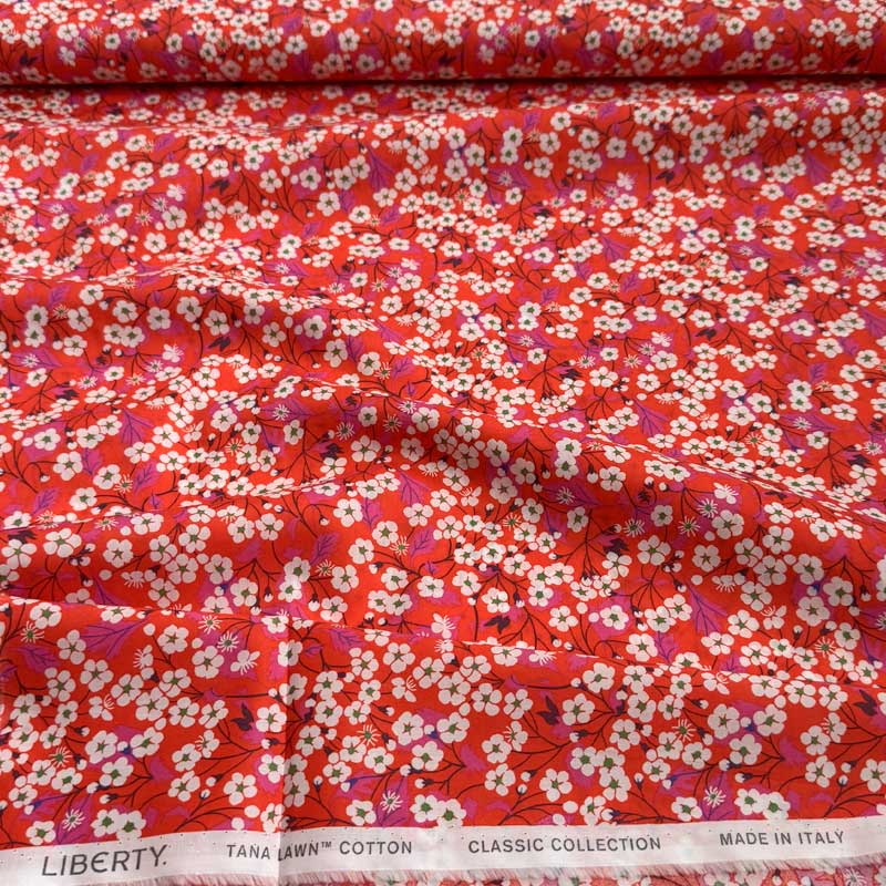 Liberty bomuldspoplin med små blomster og grene på rød bund - KreStoffer