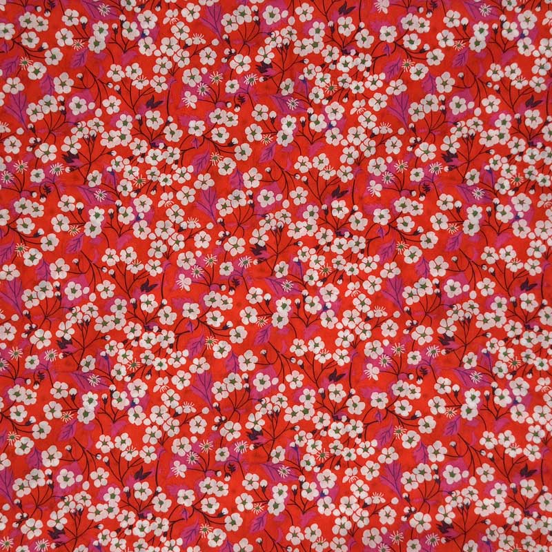 Liberty bomuldspoplin med små blomster og grene på rød bund - KreStoffer
