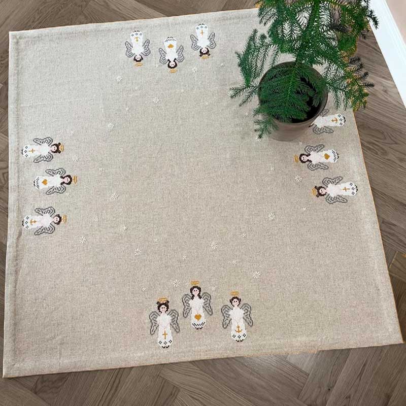 Broderikit lille juletræstæppe Angels fra Pomp Stitch