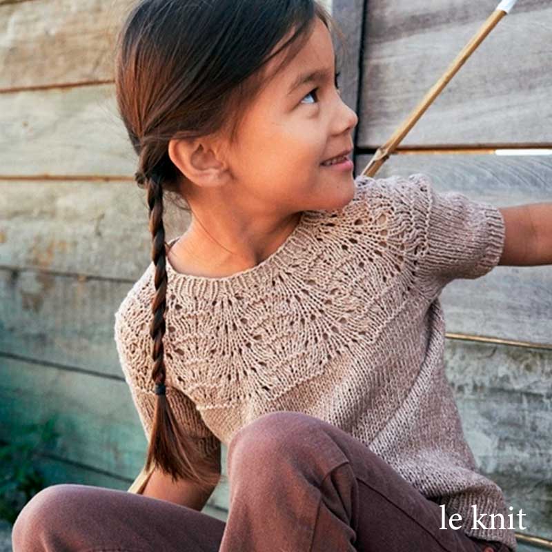 Lille Peacock Tee fra Le Knit (Opskrift i fysisk papirudgave) - KreStoffer