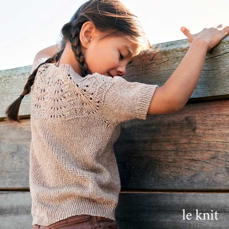 Lille Peacock Tee fra Le Knit (Opskrift i fysisk papirudgave)
