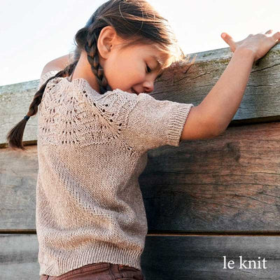 Lille Peacock Tee fra Le Knit (Opskrift i fysisk papirudgave) - KreStoffer