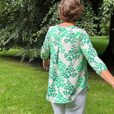 Fast viscose med abstrakte blomstergrene