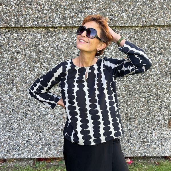 Line2Line B1267 Bluse med rund hals og slids foran