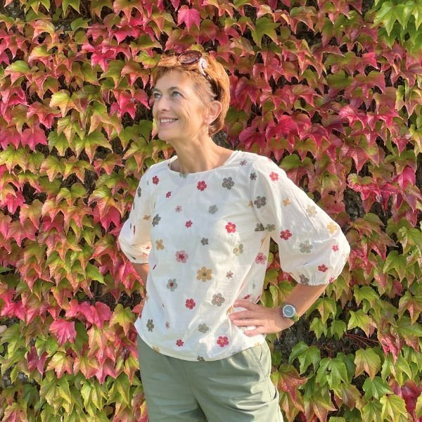 Line2Line B1267 Bluse med rund hals og slids foran - KreStoffer