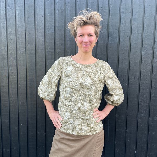 Line2Line B1267 Bluse med rund hals og slids foran