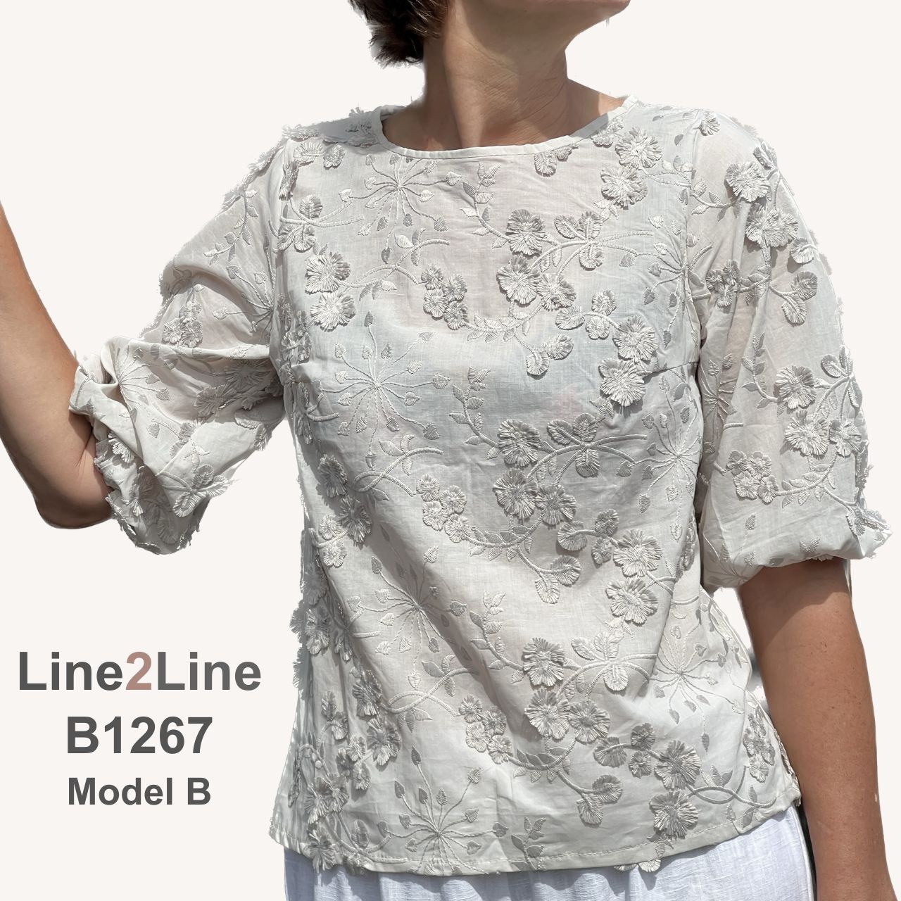 Line2Line B1267 Bluse med rund hals og slids foran