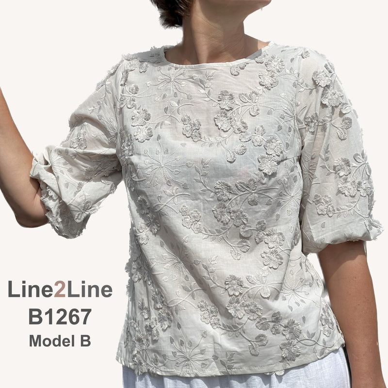 Line2Line B1267 Bluse med rund hals og slids foran