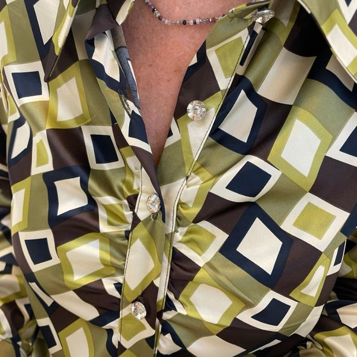 Satin med geometrisk mønster i brun, grøn, creme og sort