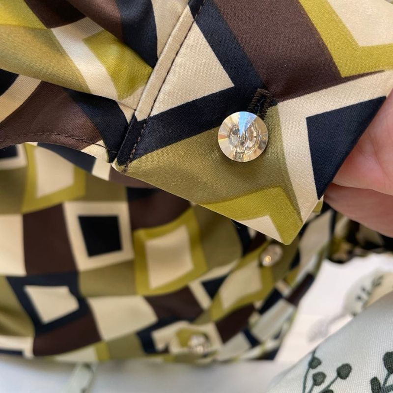 Satin med geometrisk mønster i brun, grøn, creme og sort