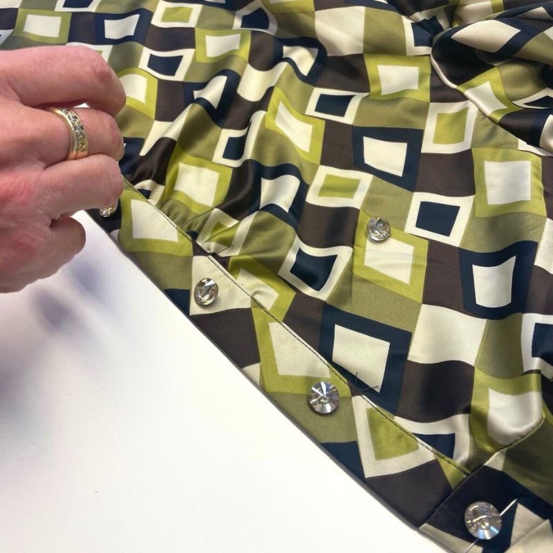 Satin med geometrisk mønster i brun, grøn, creme og sort