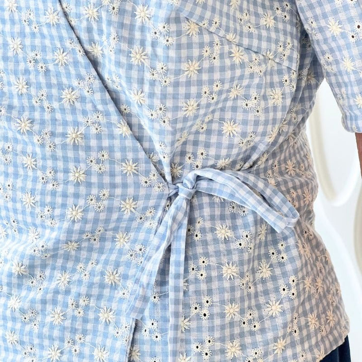 Broderi anglaise med ecru broderi på blå ternet bund